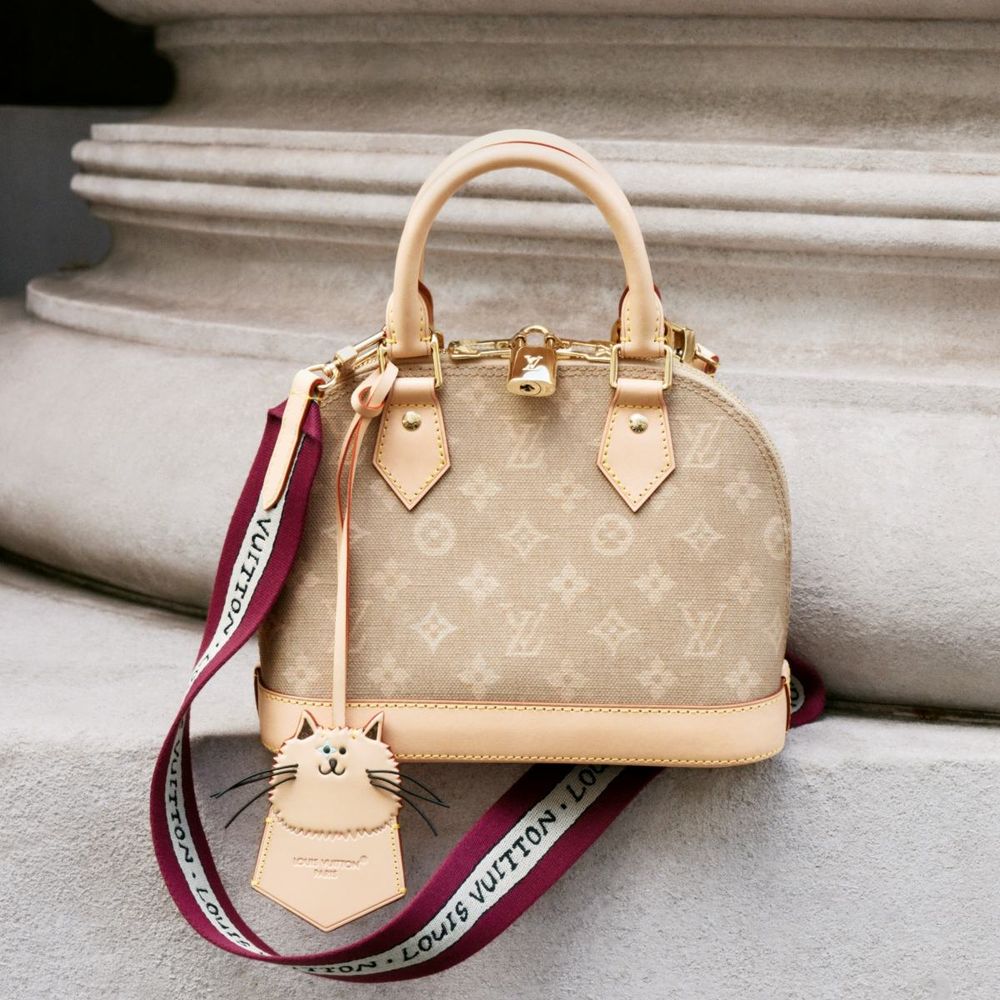 誰能拒絕貓貓！LV X Grace Coddington貓咪聯名系列回來了！吊飾、卡夾、護照套全都想要！-1