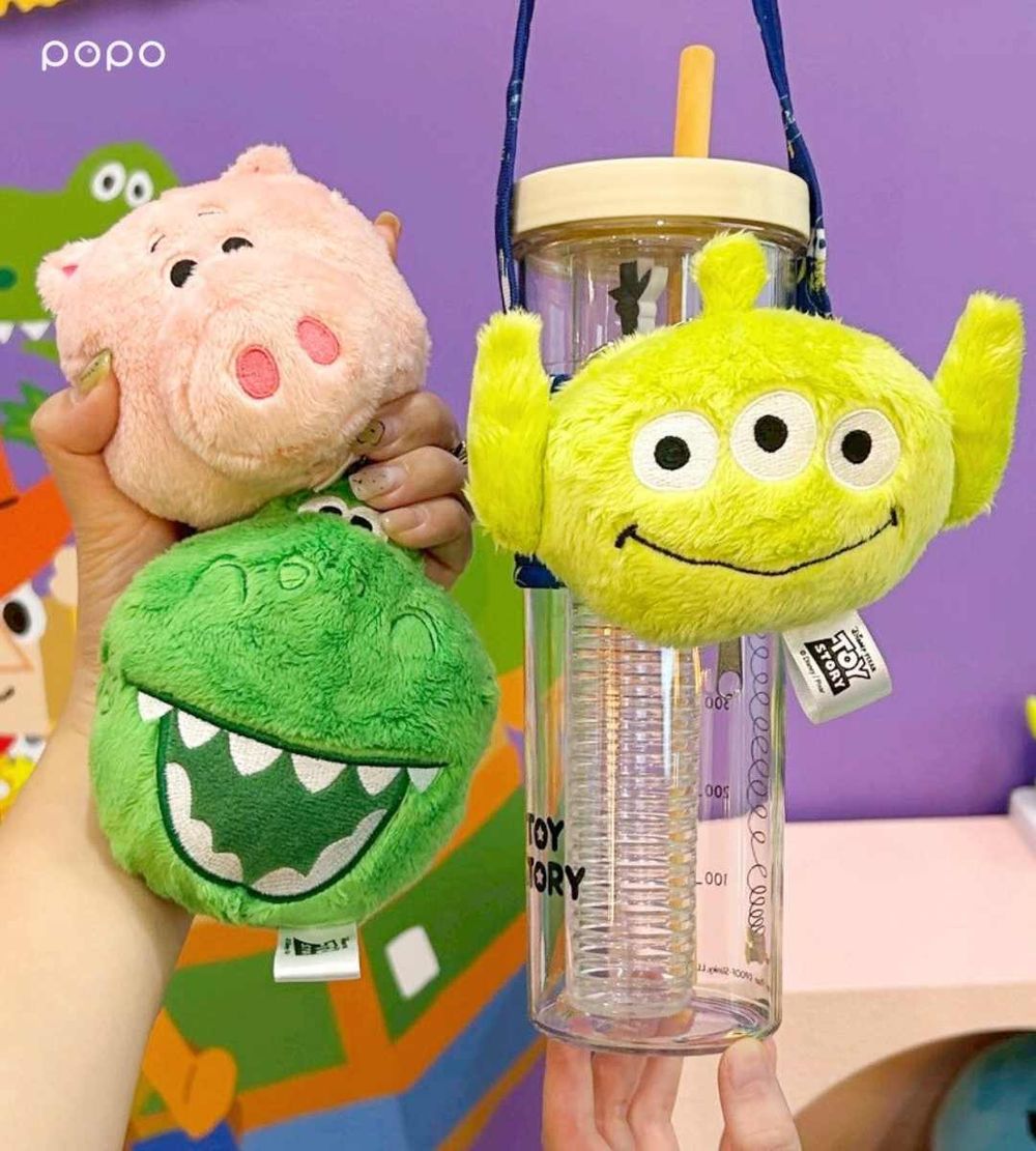 康是美最新加購小物是玩具總動員！Q翻「三眼怪絨毛飲料提袋、火腿豬面紙套」全都想帶回家！-8