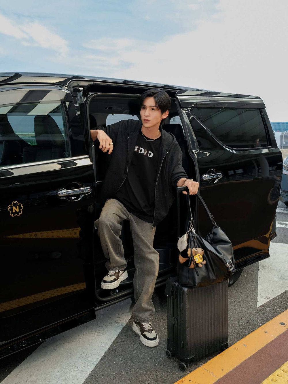 FENDI貴公子出發時裝週！方燦白銀髮馬尾根本「狼王子」！目黑蓮、檀健次也現身機場了！-5