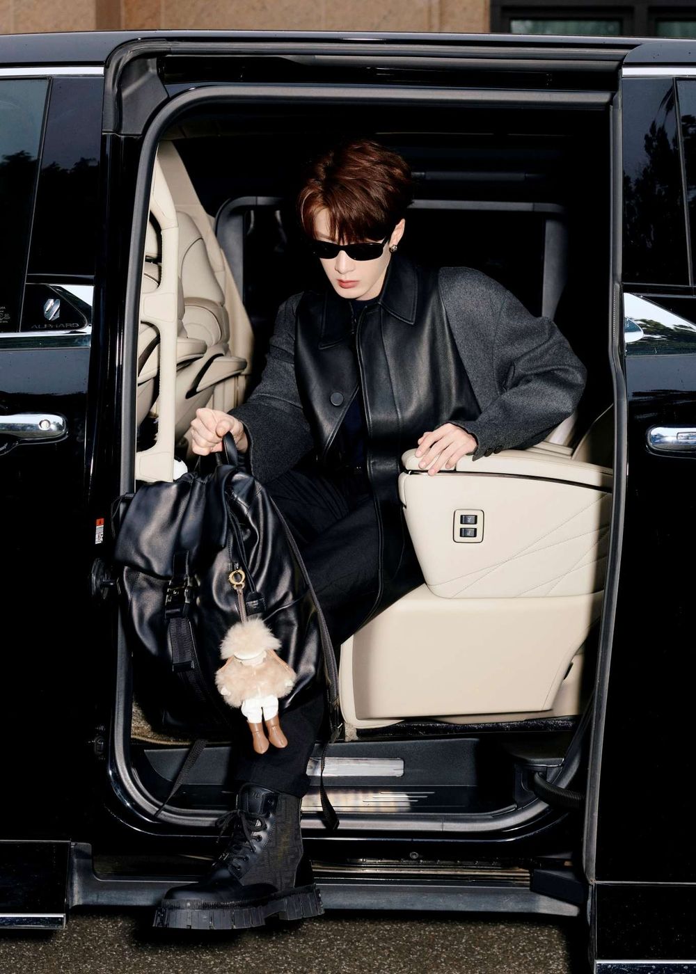 FENDI貴公子出發時裝週！方燦白銀髮馬尾根本「狼王子」！目黑蓮、檀健次也現身機場了！-8