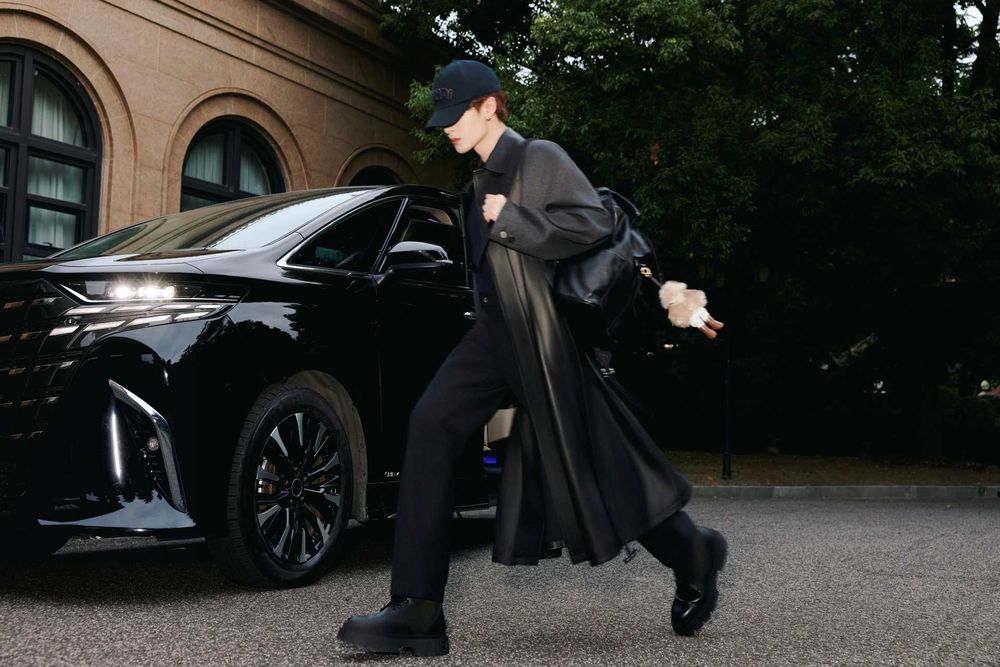 FENDI貴公子出發時裝週！方燦白銀髮馬尾根本「狼王子」！目黑蓮、檀健次也現身機場了！-7