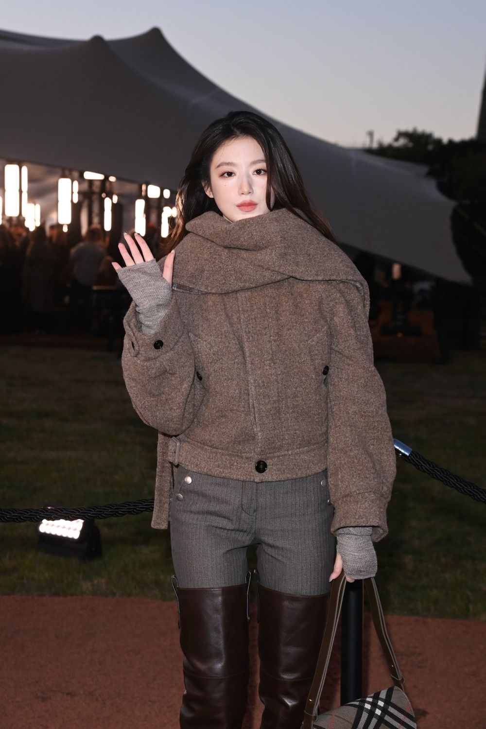 Burberry倫敦大秀前排超耀眼！舒華、SKZ昇玟、Bright都來了，根本豪門世家即視感！-2