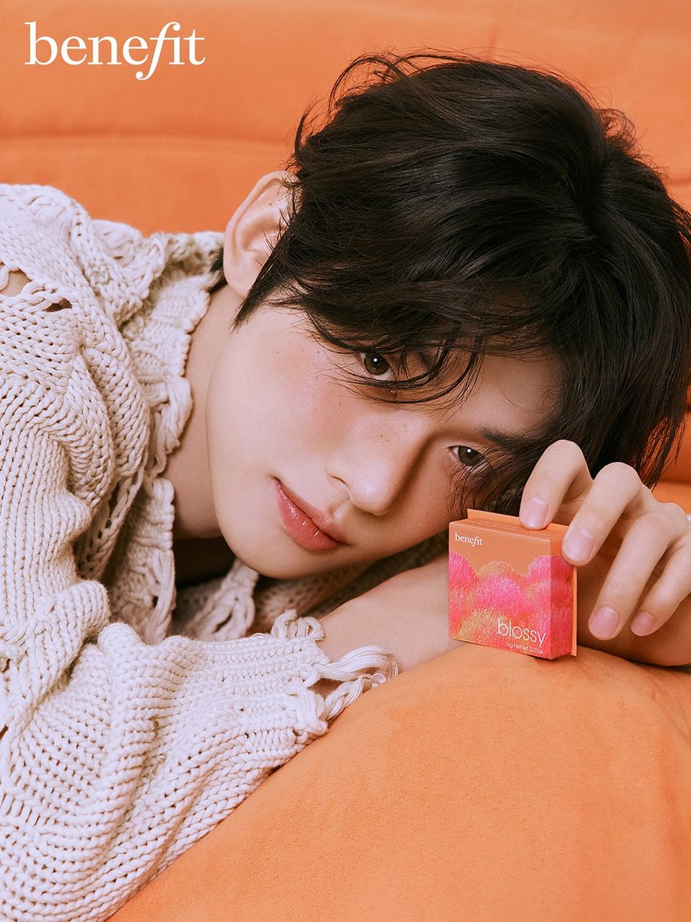 韓妞瘋搶的Benefit夢遊仙境頰彩！TXT然竣超萌詮釋新色「Blossy」暖杏桃腮紅，秒掀起秋日必收熱潮！-4