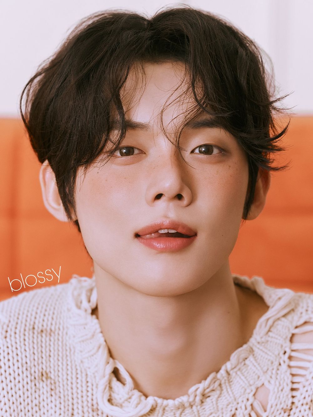 韓妞瘋搶的Benefit夢遊仙境頰彩！TXT然竣超萌詮釋新色「Blossy」暖杏桃腮紅，秒掀起秋日必收熱潮！-3