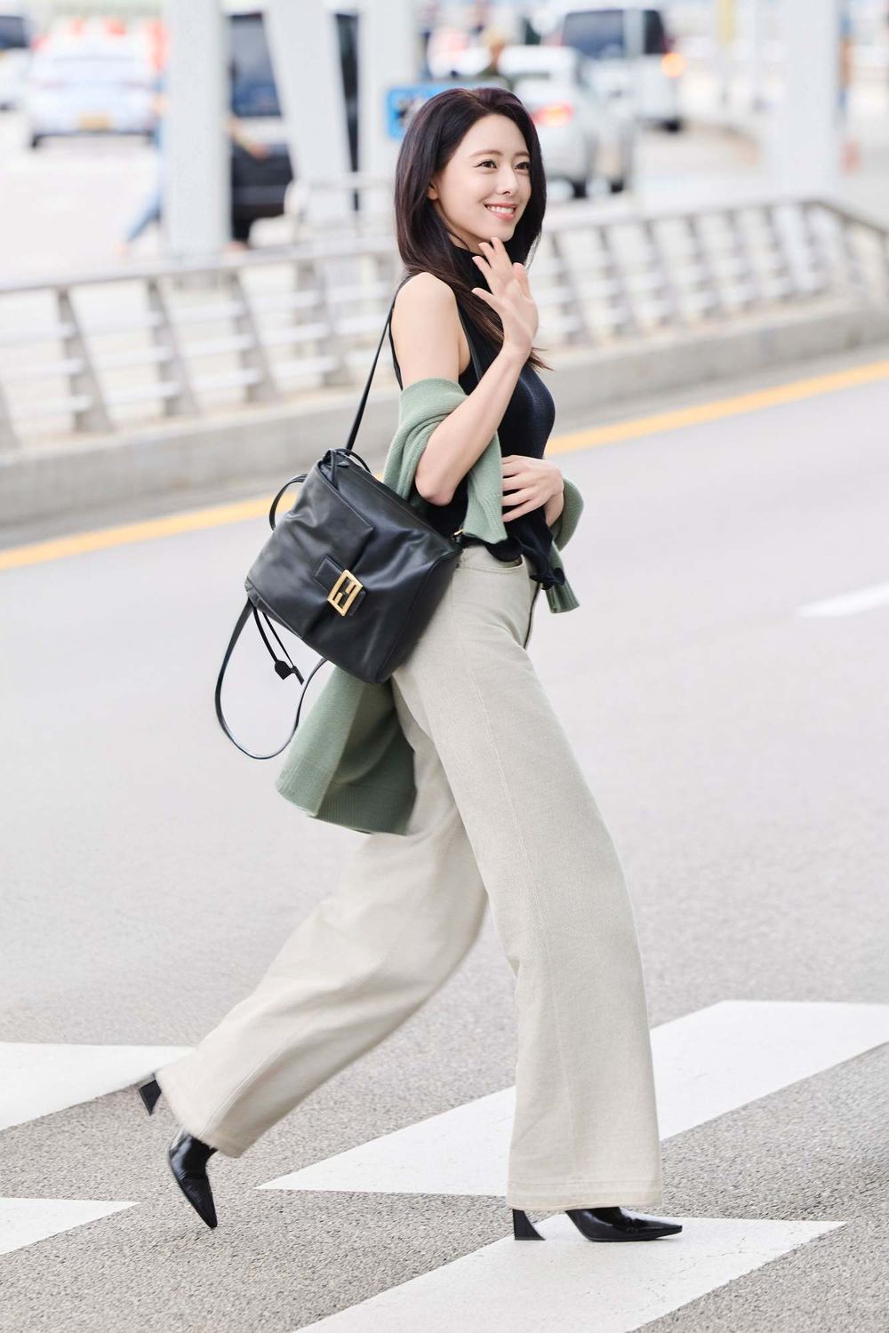 ITZY有娜化身FENDI女神！「黑針織上衣＋牛仔褲」大秀超逆天比例，米蘭行引爆熱議-3
