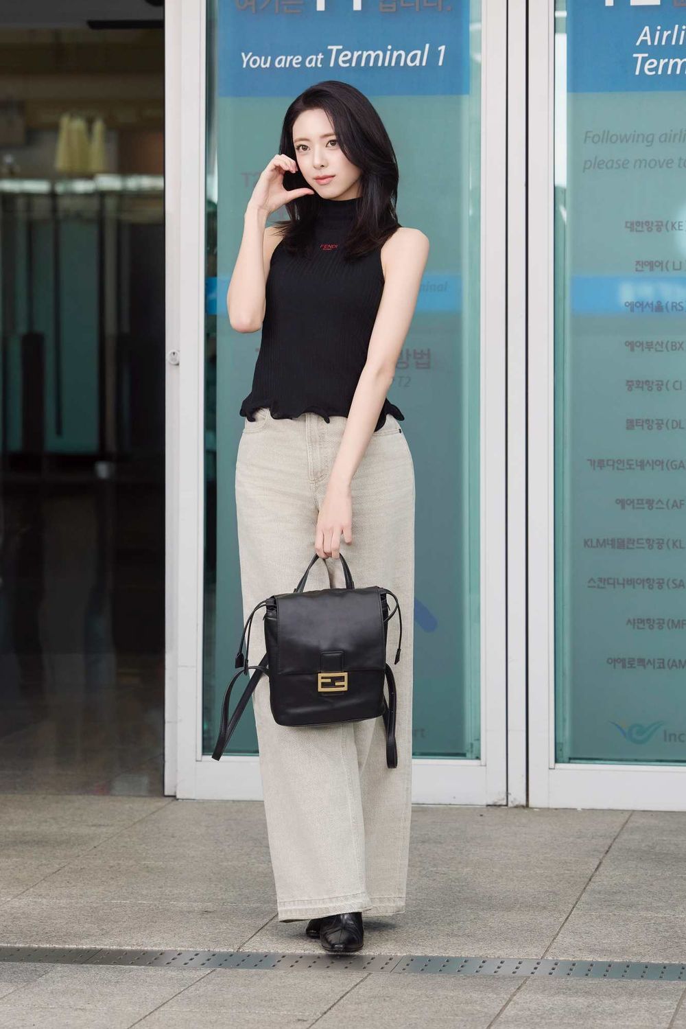 ITZY有娜化身FENDI女神！「黑針織上衣＋牛仔褲」大秀超逆天比例，米蘭行引爆熱議-4