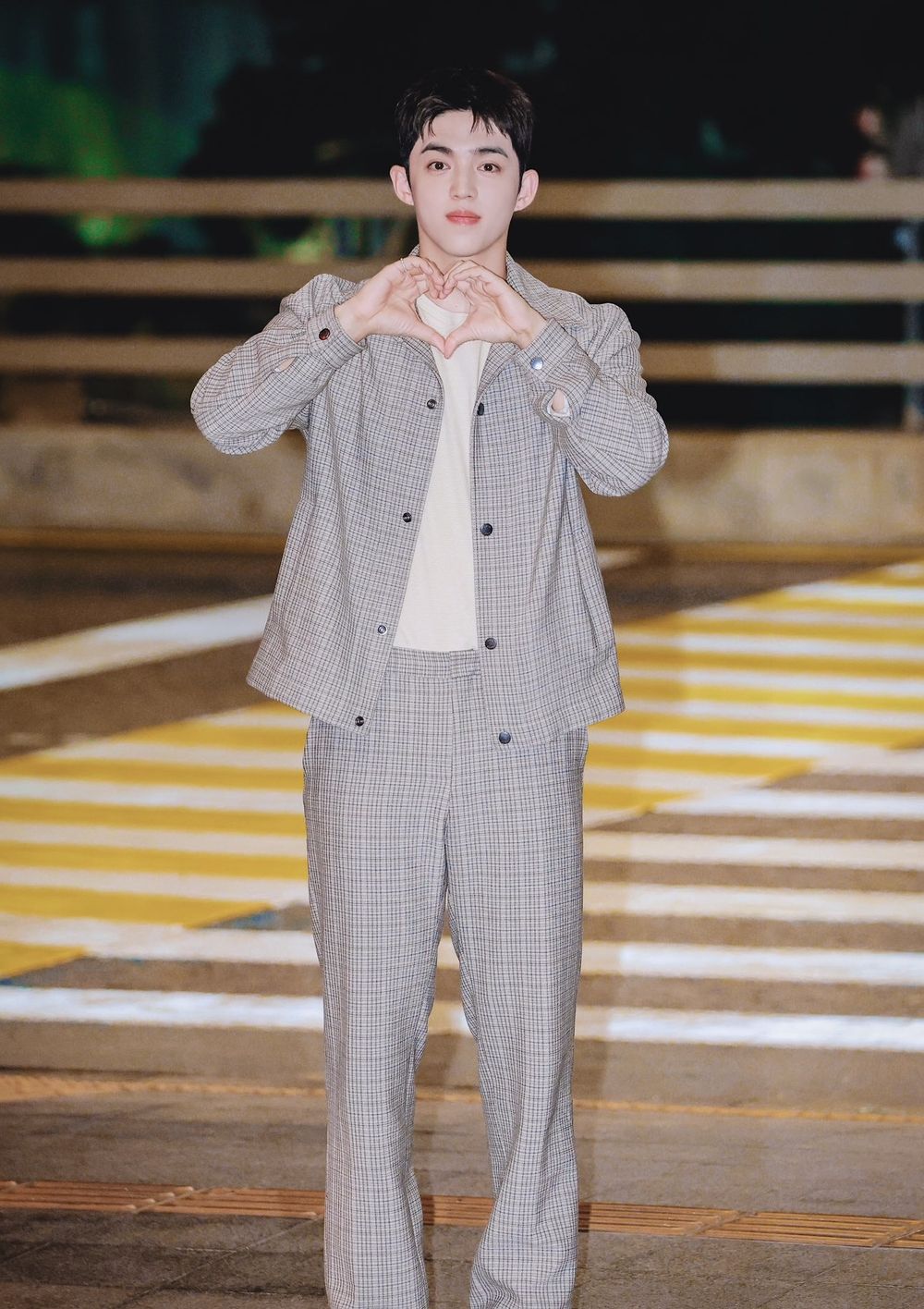 大哥也出發啦！SVT隊長S.COUPS出差米蘭！BOSS黑髮霸總再現、帥到以為在拍韓劇！-1