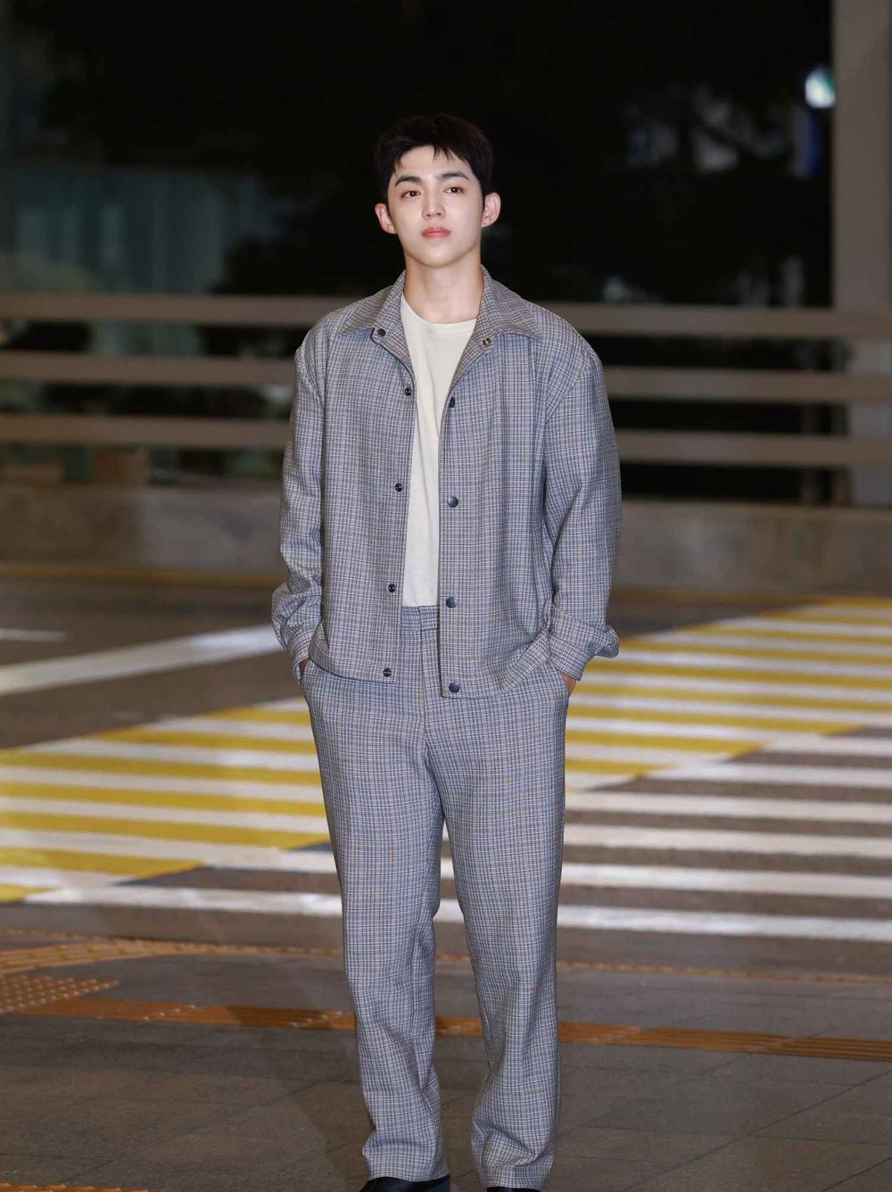 大哥也出發啦！SVT隊長S.COUPS出差米蘭！BOSS黑髮霸總再現、帥到以為在拍韓劇！-4