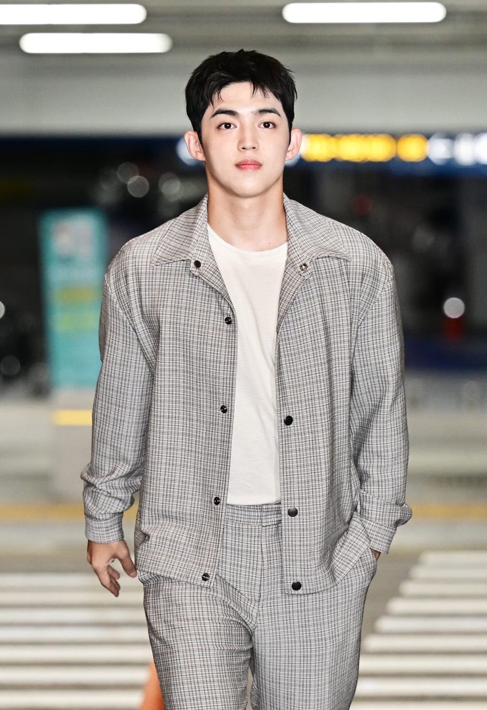 大哥也出發啦！SVT隊長S.COUPS出差米蘭！BOSS黑髮霸總再現、帥到以為在拍韓劇！-6