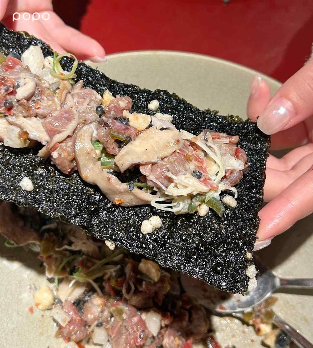 TWICE子瑜最愛「素食生魚片」台灣也吃得到！嵩×黑白大廚林熙元「翅包泡菜炒飯」6道必吃餐點一次看！-6