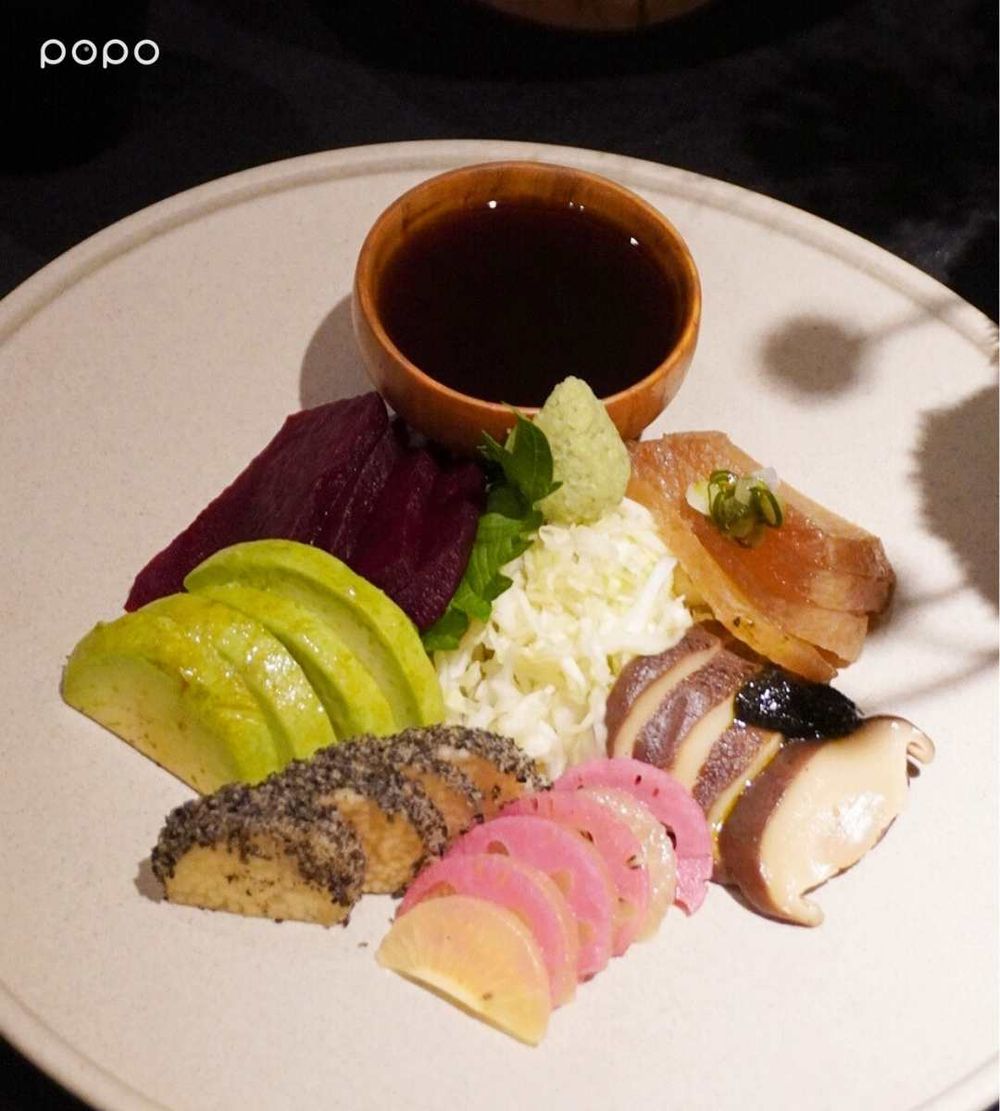 TWICE子瑜最愛「素食生魚片」台灣也吃得到！嵩×黑白大廚林熙元「翅包泡菜炒飯」6道必吃餐點一次看！-1