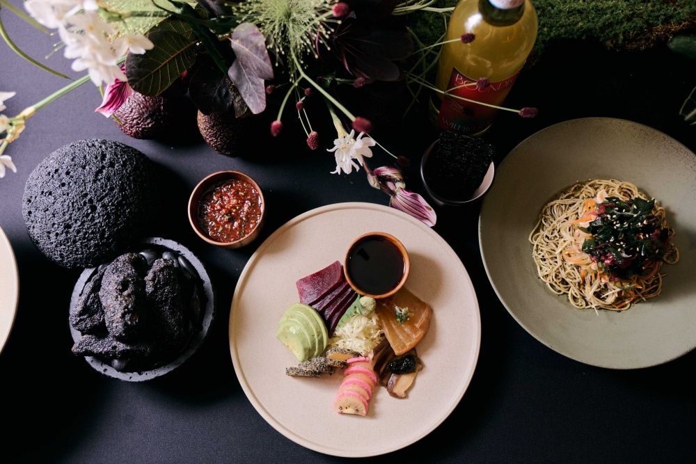 TWICE子瑜最愛「素食生魚片」台灣也吃得到！嵩×黑白大廚林熙元「翅包泡菜炒飯」6道必吃餐點一次看！-15