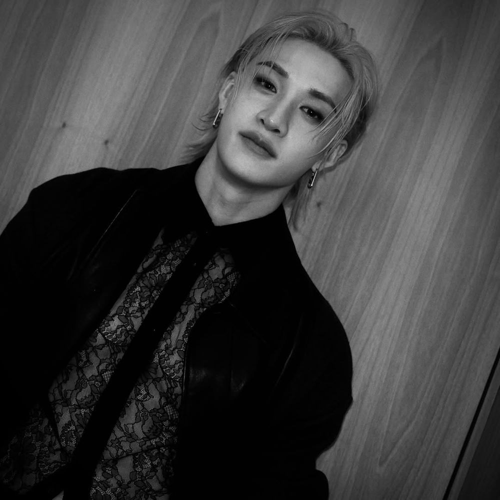 STAY們謝謝FENDI！方燦大秀連穿兩套「蕾絲中空裝」腹肌若隱若現太辣、鼻血都要流下！-3