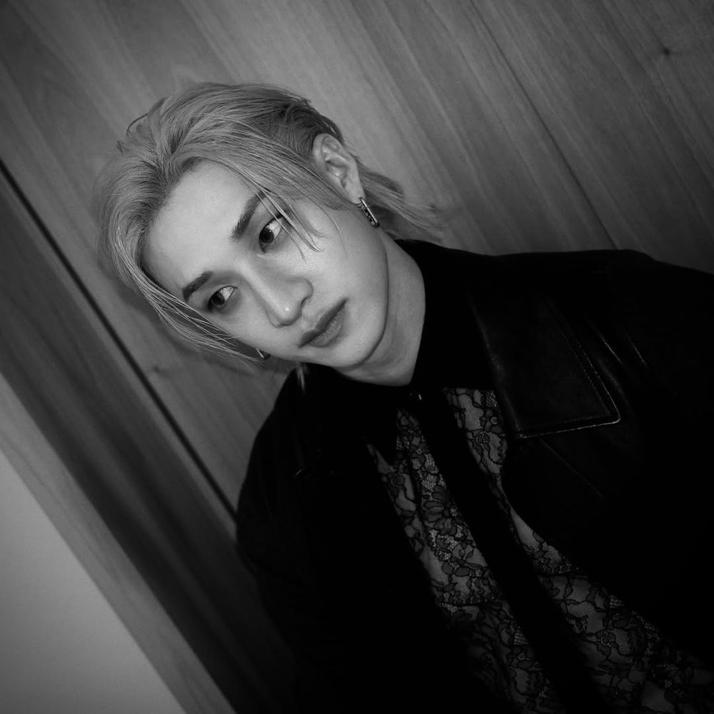 STAY們謝謝FENDI！方燦大秀連穿兩套「蕾絲中空裝」腹肌若隱若現太辣、鼻血都要流下！-7