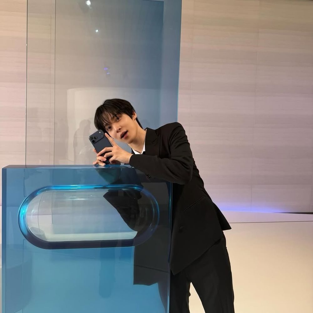 2025韓星愛用同款手機盤點！三星小王子Felix最愛「這台」、ATEEZ潤浩拿iPhone 17 Pro狂曬自拍！-6