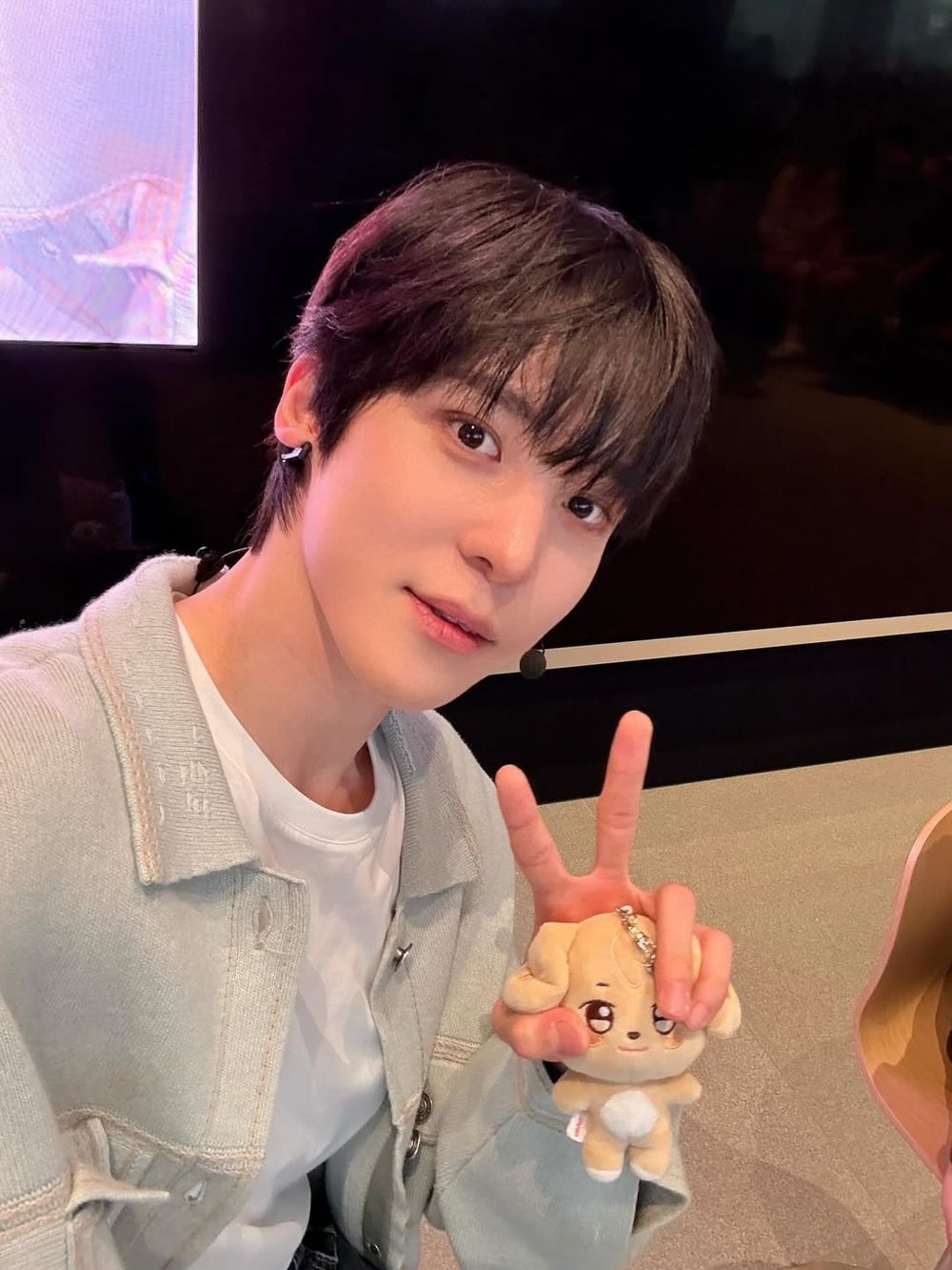 2025韓星愛用同款手機盤點！三星小王子Felix最愛「這台」、ATEEZ潤浩拿iPhone 17 Pro狂曬自拍！-2