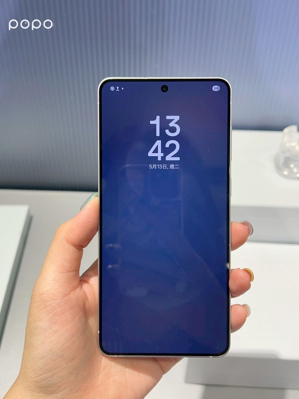 2025韓星愛用同款手機盤點！三星小王子Felix最愛「這台」、ATEEZ潤浩拿iPhone 17 Pro狂曬自拍！-7