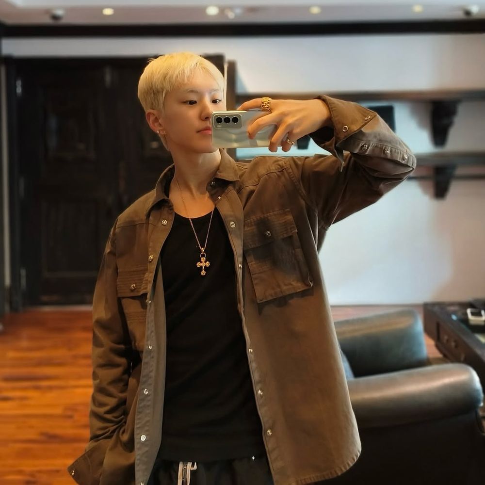 2025韓星愛用同款手機盤點！三星小王子Felix最愛「這台」、ATEEZ潤浩拿iPhone 17 Pro狂曬自拍！-16