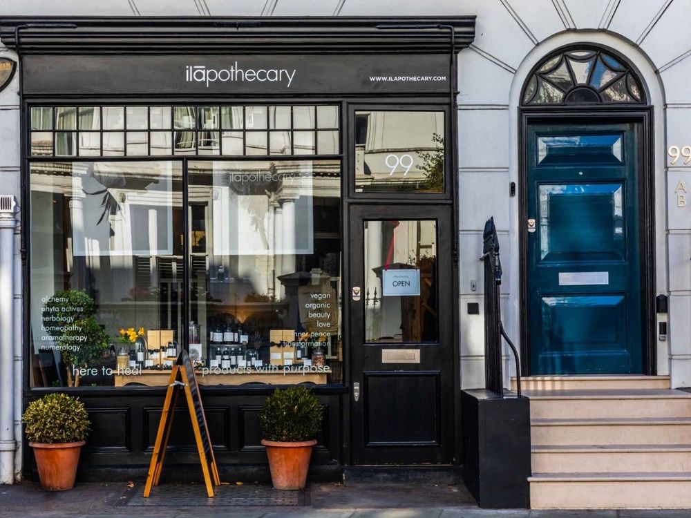 英國皇室最愛英草社，推出全新精油香味「玫瑰＋檀木」！搭配五個按摩重點，為早秋注入撫慰心靈的舒壓之旅！-2