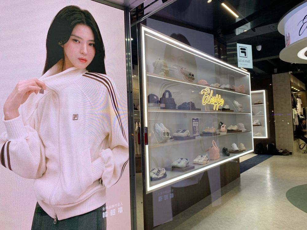 FILA韓國爆款球鞋來了！韓韶禧私下最愛「芭蕾球鞋、運動外套」台灣都買得到了！-6