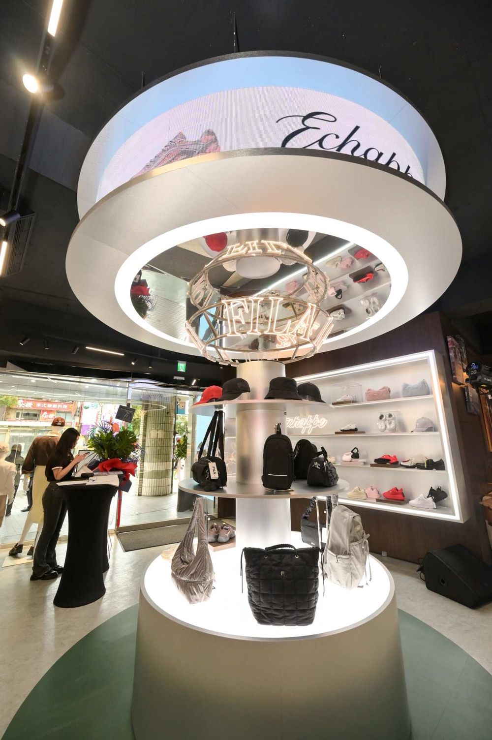 FILA韓國爆款球鞋來了！韓韶禧私下最愛「芭蕾球鞋、運動外套」台灣都買得到了！-16