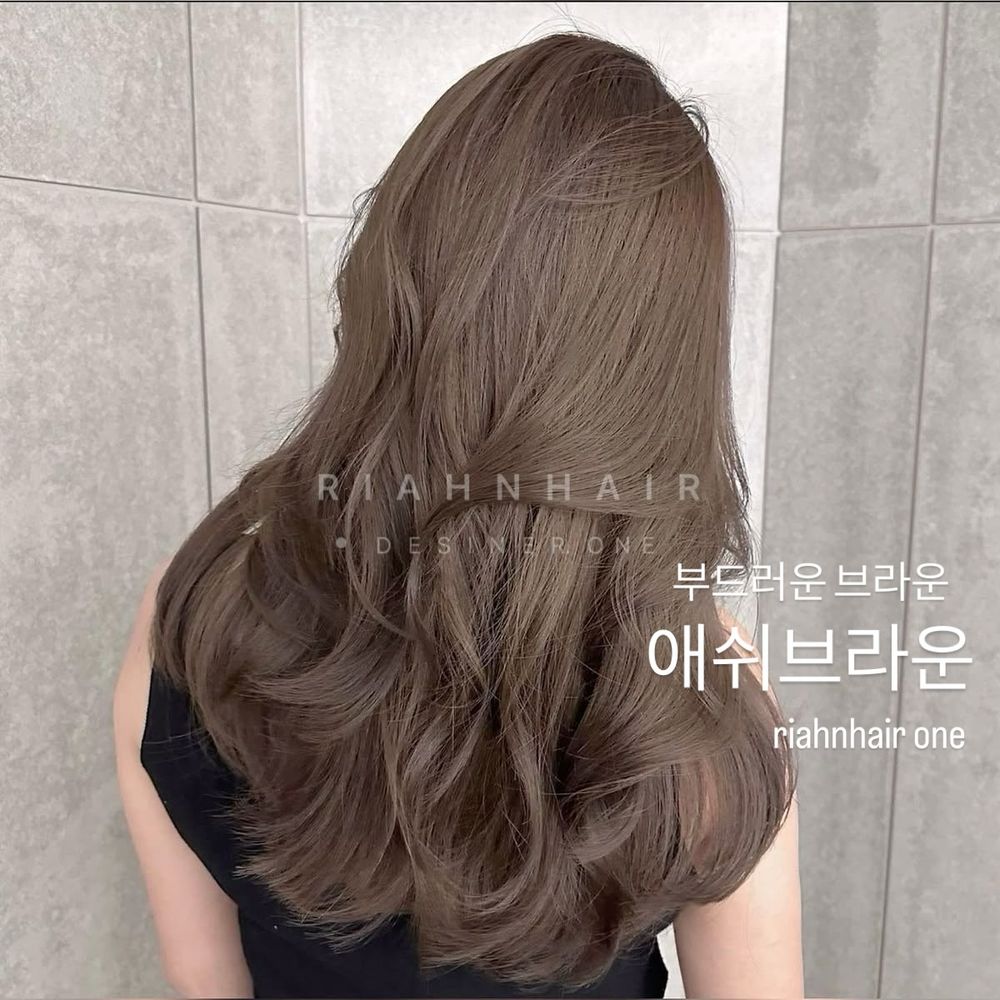 2025早秋韓系髮色推薦！韓妞最愛「顯白染髮色清單」從Karina玫瑰粉茶到溫柔奶棕，染完秋季氛圍感直接拉滿！-3