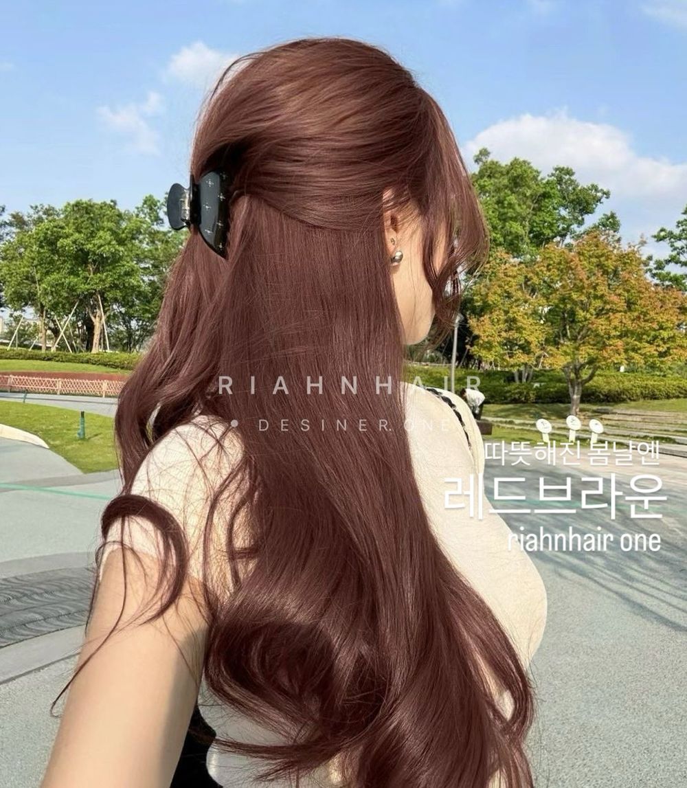 2025早秋韓系髮色推薦！韓妞最愛「顯白染髮色清單」從Karina玫瑰粉茶到溫柔奶棕，染完秋季氛圍感直接拉滿！-4