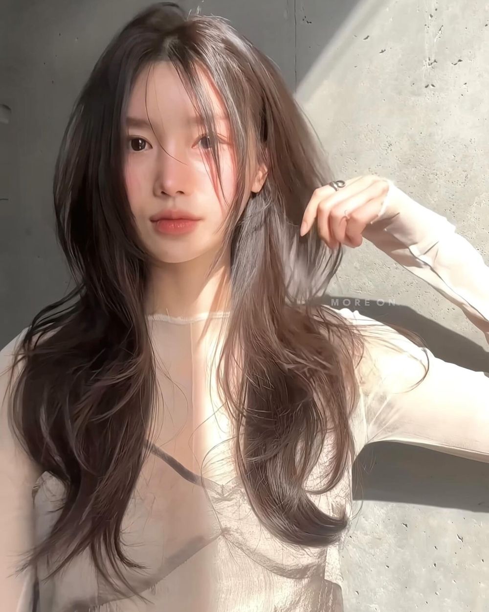 2025早秋韓系髮色推薦！韓妞最愛「顯白染髮色清單」從Karina玫瑰粉茶到溫柔奶棕，染完秋季氛圍感直接拉滿！-10