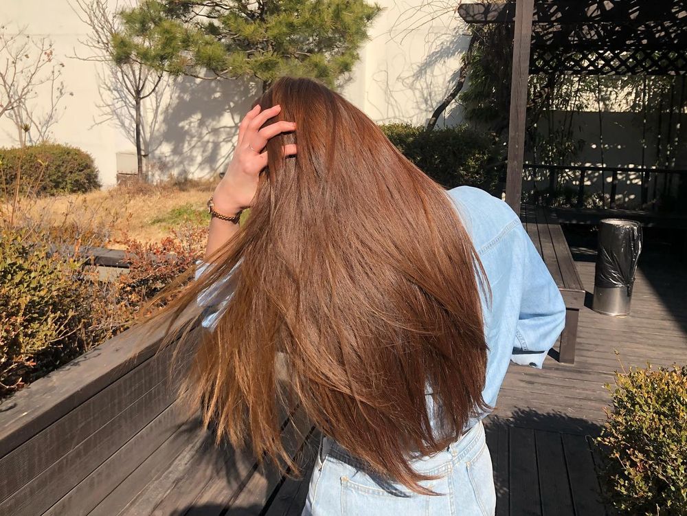 2025早秋韓系髮色推薦！韓妞最愛「顯白染髮色清單」從Karina玫瑰粉茶到溫柔奶棕，染完秋季氛圍感直接拉滿！-19