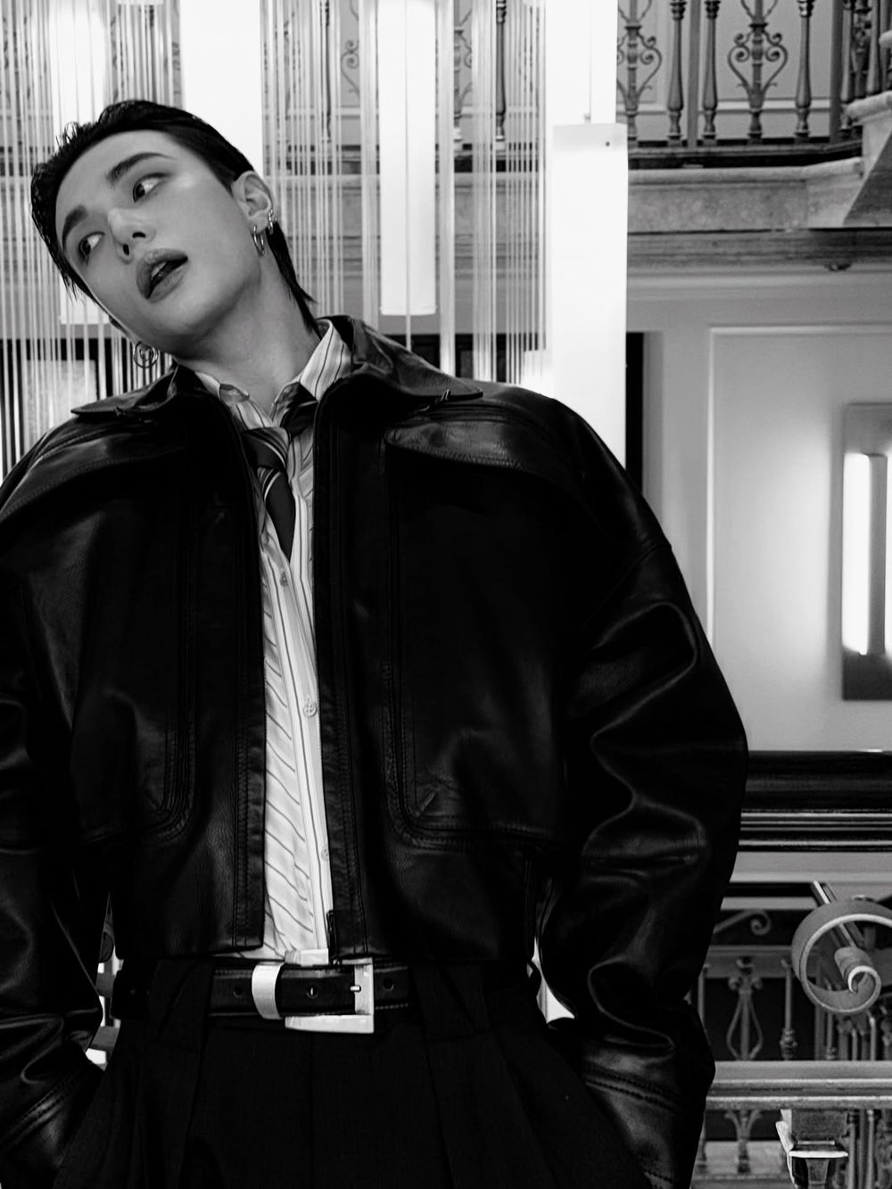 Versace帥痞之神來了！SKZ鉉辰「後梳油頭」魅惑感擋不住！怪物新人團ADP也現身秀場！-5