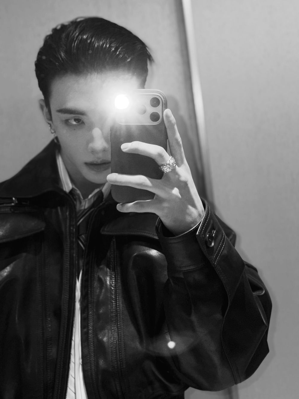 Versace帥痞之神來了！SKZ鉉辰「後梳油頭」魅惑感擋不住！怪物新人團ADP也現身秀場！-3