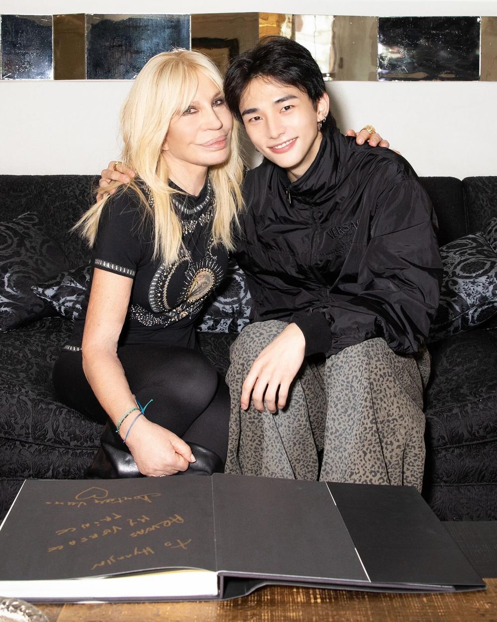 Versace帥痞之神來了！SKZ鉉辰「後梳油頭」魅惑感擋不住！怪物新人團ADP也現身秀場！-2