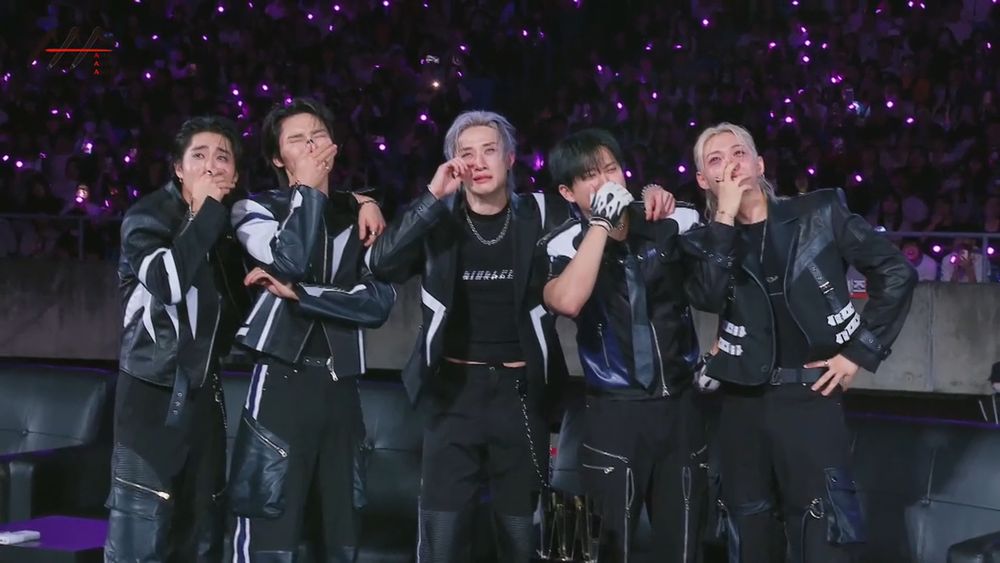 Versace帥痞之神來了！SKZ鉉辰「後梳油頭」魅惑感擋不住！怪物新人團ADP也現身秀場！-10