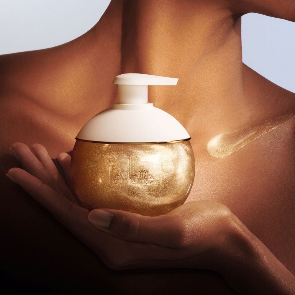 JISOO禮服的最佳配件「J’ADORE無酒精香膏」限量登場！「茉莉蠟」絲滑親膚質地，塗抹鎖骨散發閃耀柔光、馥郁花香！-6