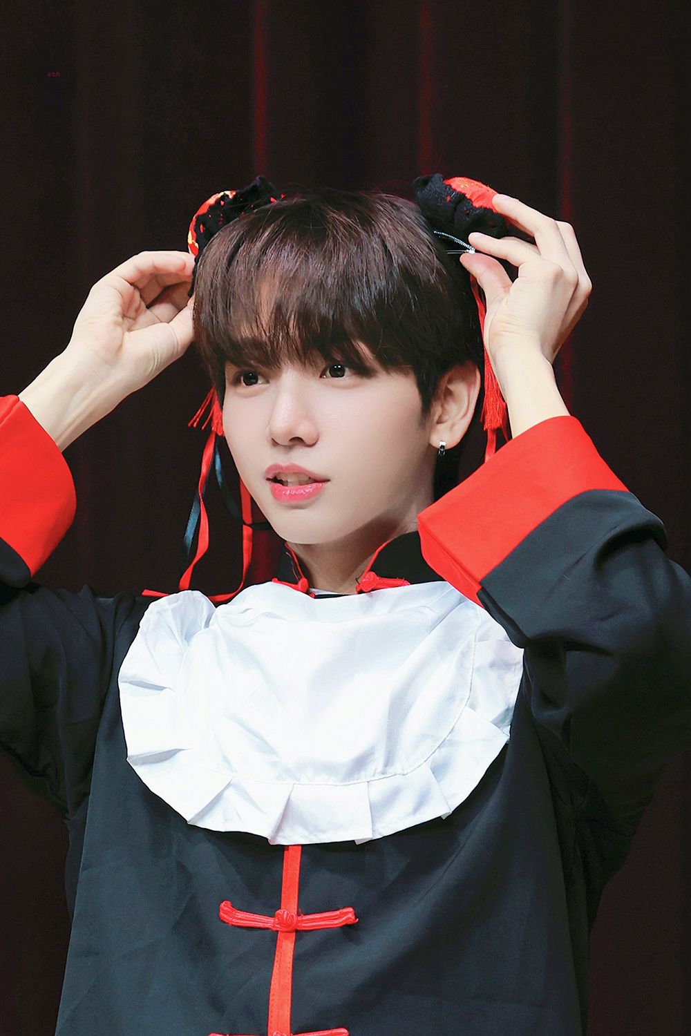 韓網公認6位最會「撩粉」的男偶像！淨漢、明宰鉉親和力爆棚，Jin超暖寵粉舉動惹哭粉絲！-2