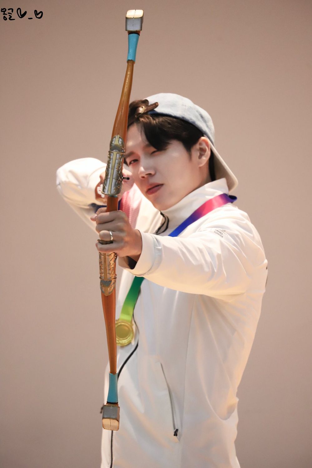 韓網公認6位最會「撩粉」的男偶像！淨漢、明宰鉉親和力爆棚，Jin超暖寵粉舉動惹哭粉絲！-8