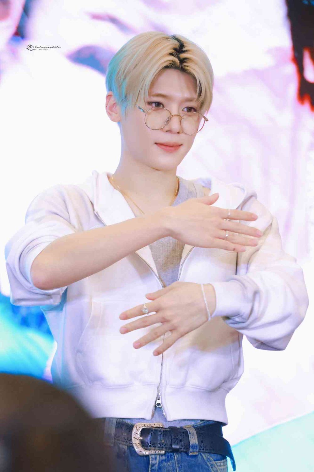 韓網公認6位最會「撩粉」的男偶像！淨漢、明宰鉉親和力爆棚，Jin超暖寵粉舉動惹哭粉絲！-13