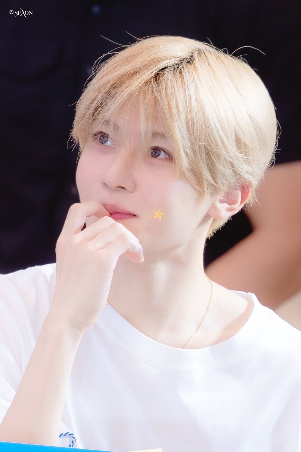 韓網公認6位最會「撩粉」的男偶像！淨漢、明宰鉉親和力爆棚，Jin超暖寵粉舉動惹哭粉絲！-12