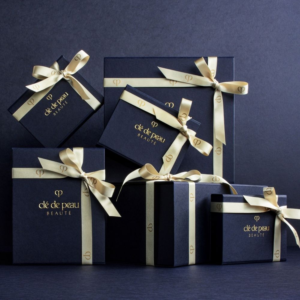 美妝跨界潮玩！肌膚之鑰週年慶推出、首款獨家盲盒「玩偶吊飾」＋VIP獨享優惠組合，真的送太多！-2