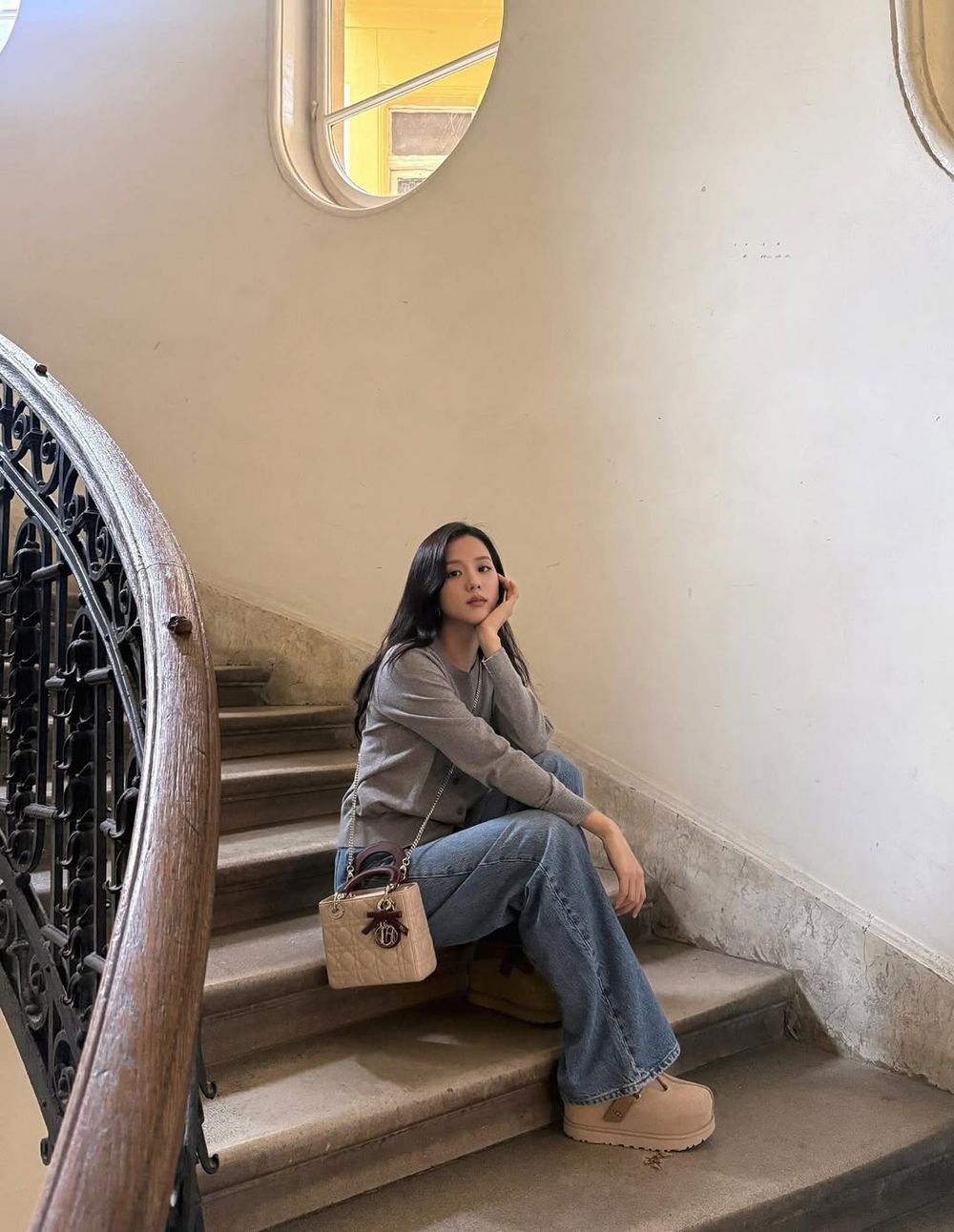 這是公主試穿禮服的樣子！JISOO將現身Dior大秀、定裝幕後曝光！是迪奧親生女兒無誤！-6