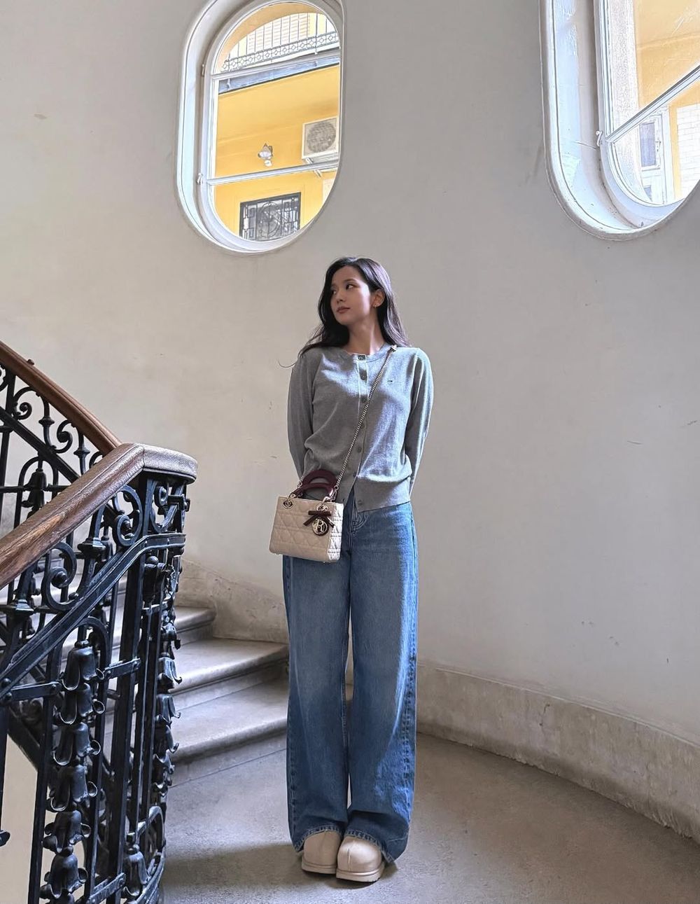 這是公主試穿禮服的樣子！JISOO將現身Dior大秀、定裝幕後曝光！是迪奧親生女兒無誤！-5