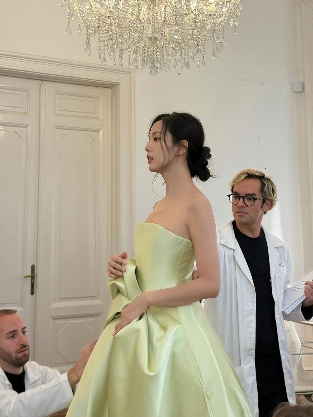這是公主試穿禮服的樣子！JISOO將現身Dior大秀、定裝幕後曝光！是迪奧親生女兒無誤！-3