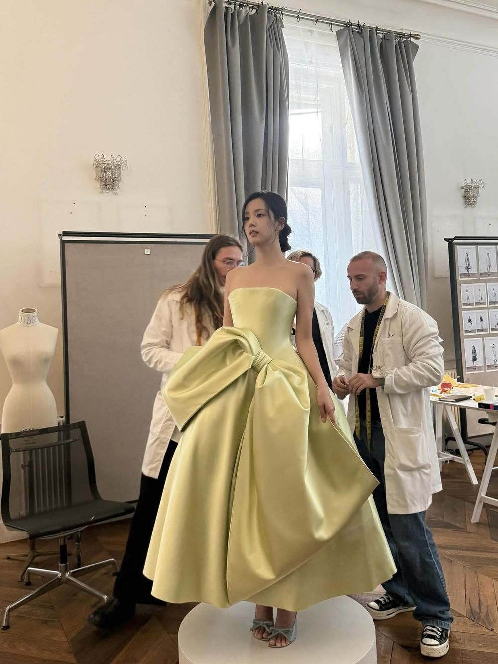 這是公主試穿禮服的樣子！JISOO將現身Dior大秀、定裝幕後曝光！是迪奧親生女兒無誤！-2