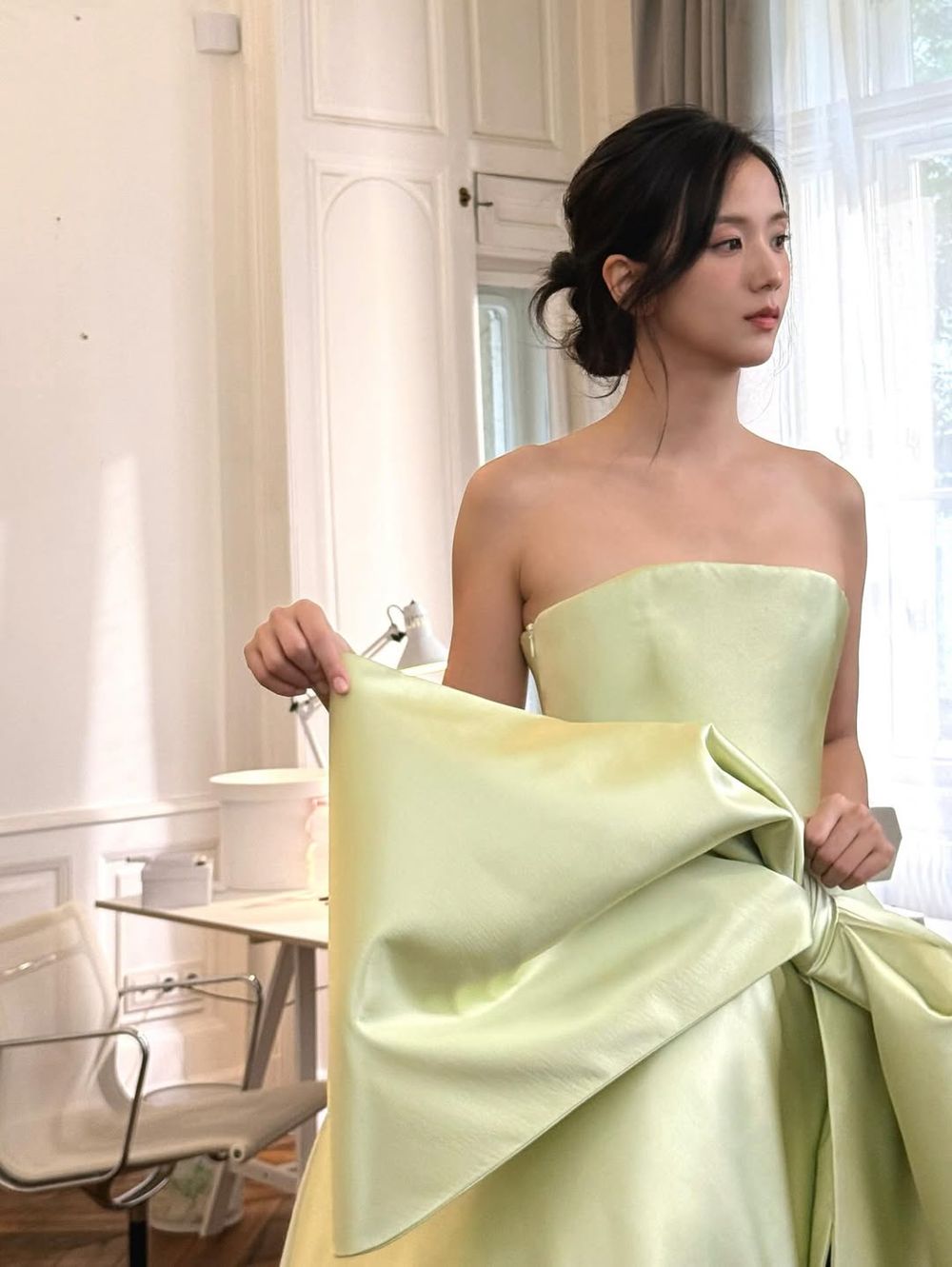 這是公主試穿禮服的樣子！JISOO將現身Dior大秀、定裝幕後曝光！是迪奧親生女兒無誤！-4
