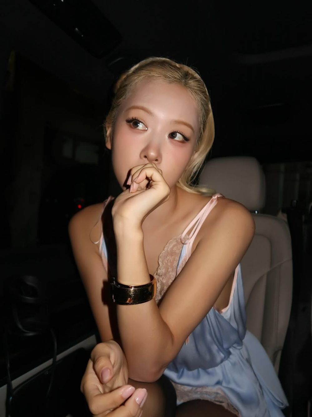 Rosé再度封神YSL大秀！「藍色蕾絲＋黑絲襪」化身睡衣系女神，俏皮性感全場目光都在她身上！-3