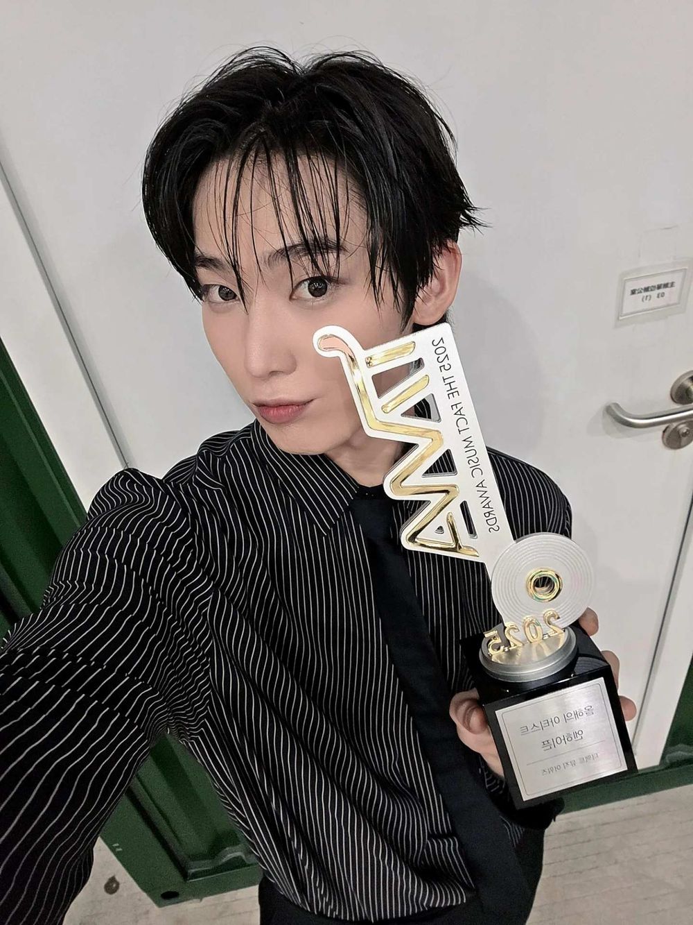 韓網票選6位最會自拍的KPOP男偶像！元彬、然竣氛圍感拉滿，車銀優帥到零死角！-6