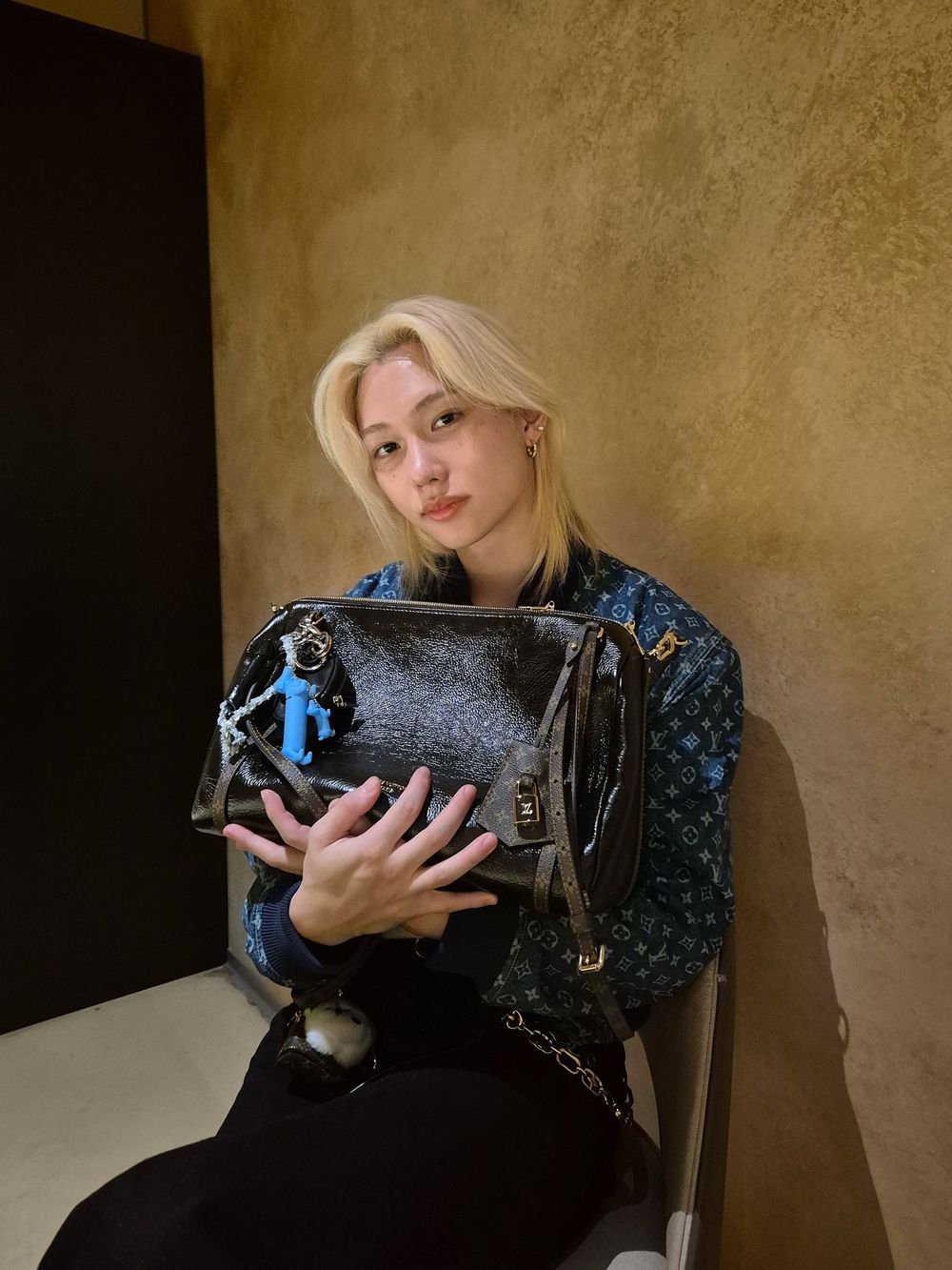 精靈王子Felix出差時裝週！狂發兩套LV私服穿搭、外套半穿「誘人手臂線條」不愧是薄肌男神！-4