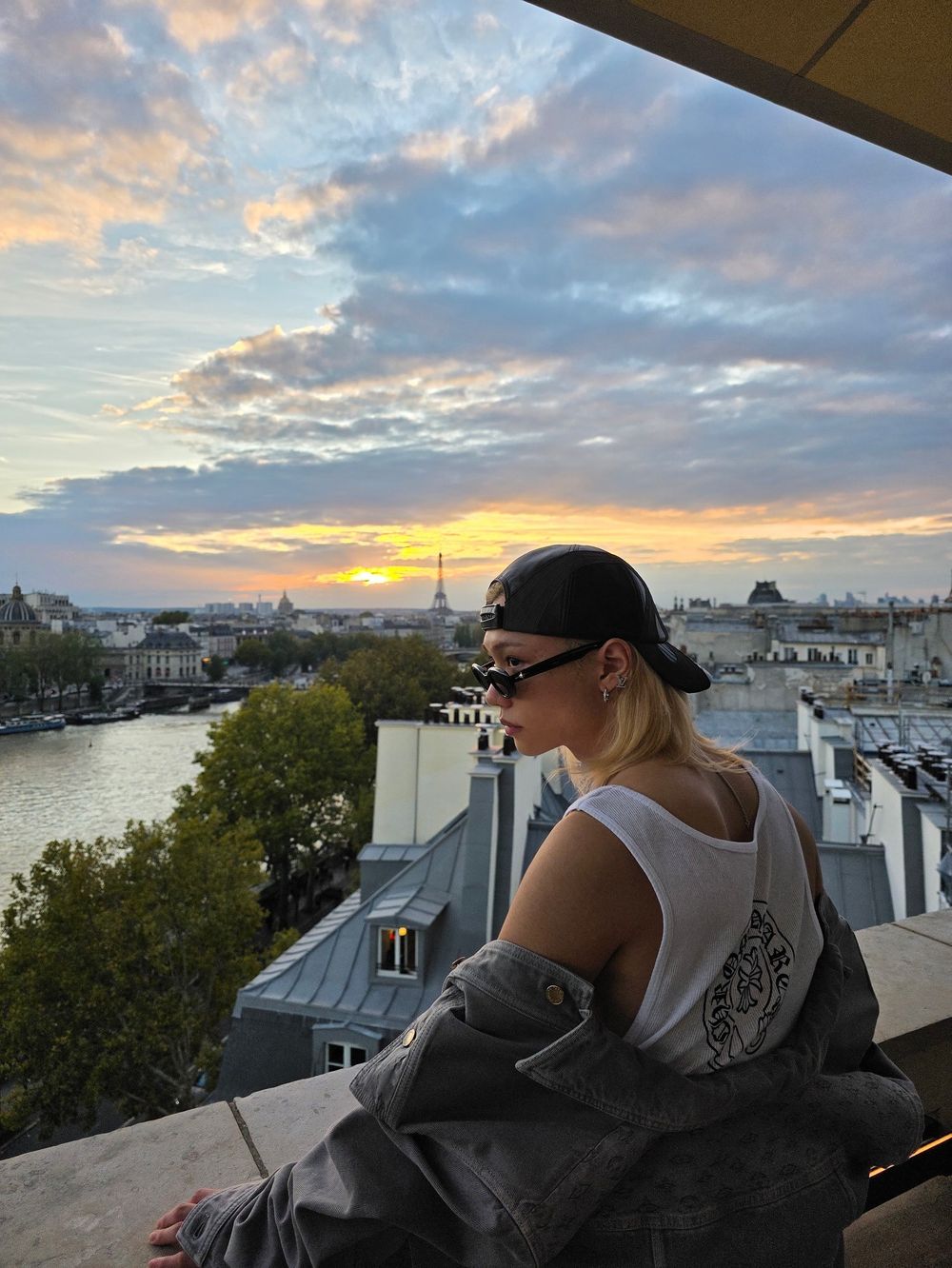 精靈王子Felix出差時裝週！狂發兩套LV私服穿搭、外套半穿「誘人手臂線條」不愧是薄肌男神！-3