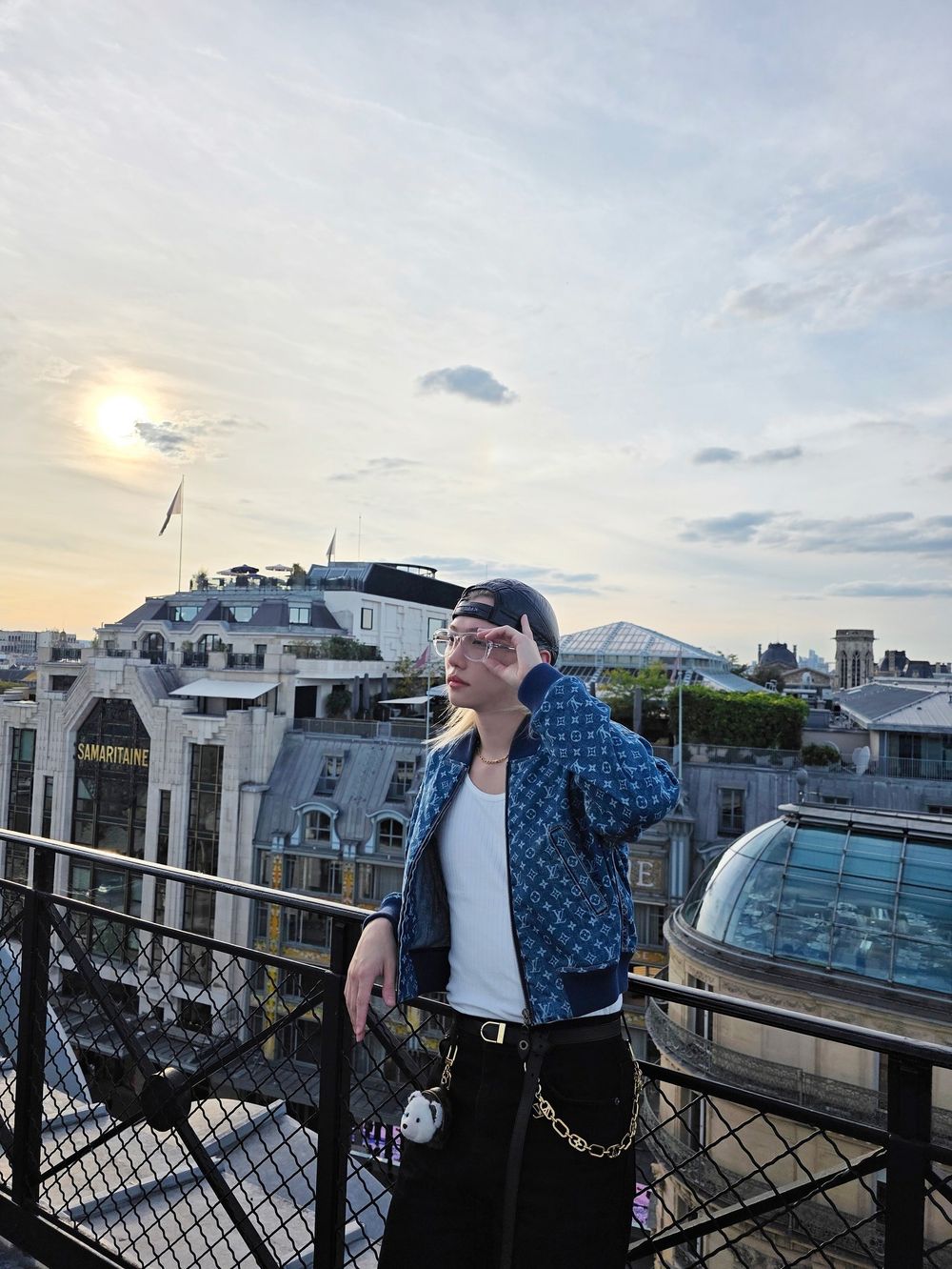 精靈王子Felix出差時裝週！狂發兩套LV私服穿搭、外套半穿「誘人手臂線條」不愧是薄肌男神！-6