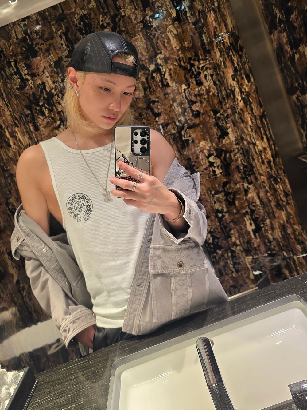 精靈王子Felix出差時裝週！狂發兩套LV私服穿搭、外套半穿「誘人手臂線條」不愧是薄肌男神！-2